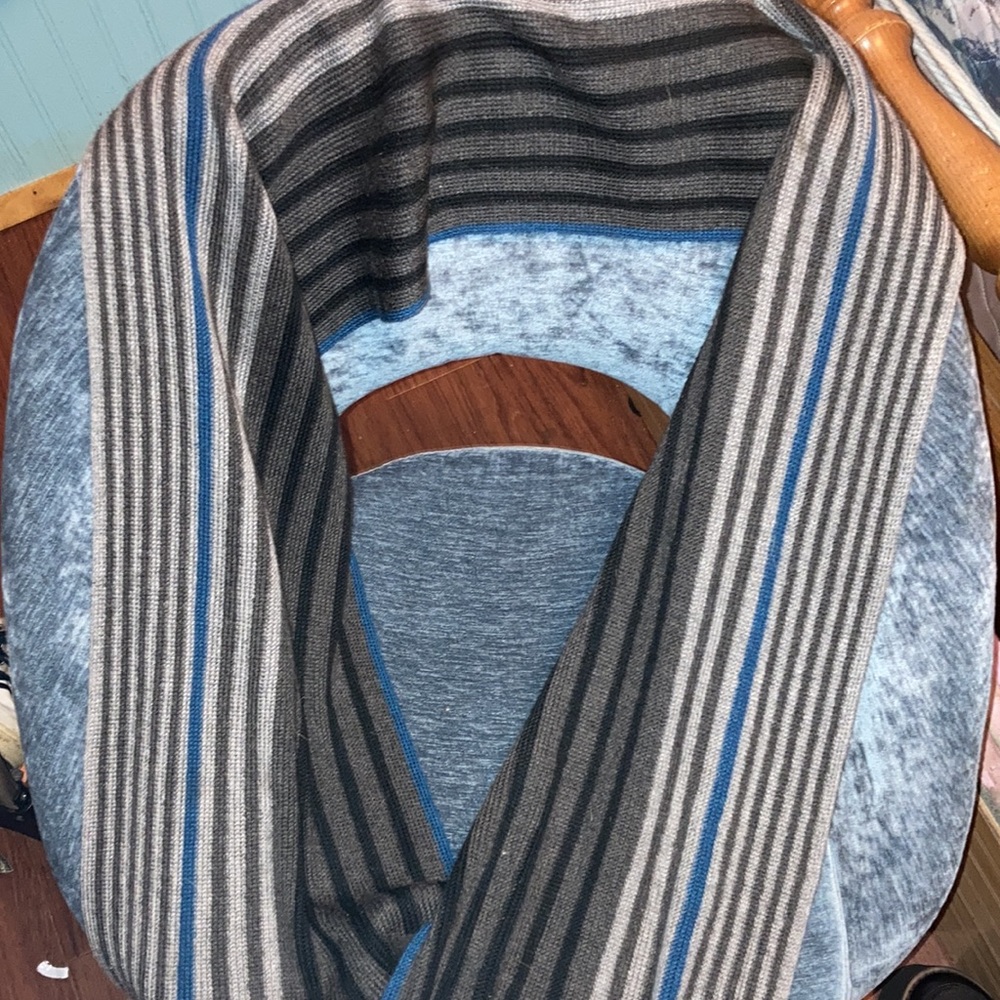 Apt 9 Scarf - Picture 2 of 3